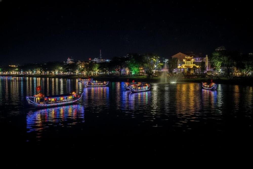 Buổi tối, bạn có thể thưởng thức ca Huế trên thuyền rồng dọc sông Hương